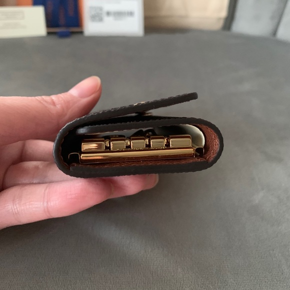 BNIB Authentic Louis Vuitton 4 key holder - Picture 9 of 10